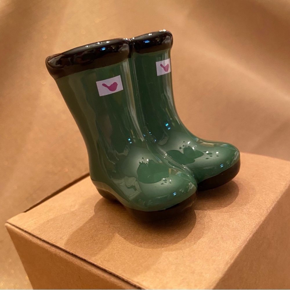 Nora Fleming Retired Mini “Jumpin’ Puddles” Green Wellies A227